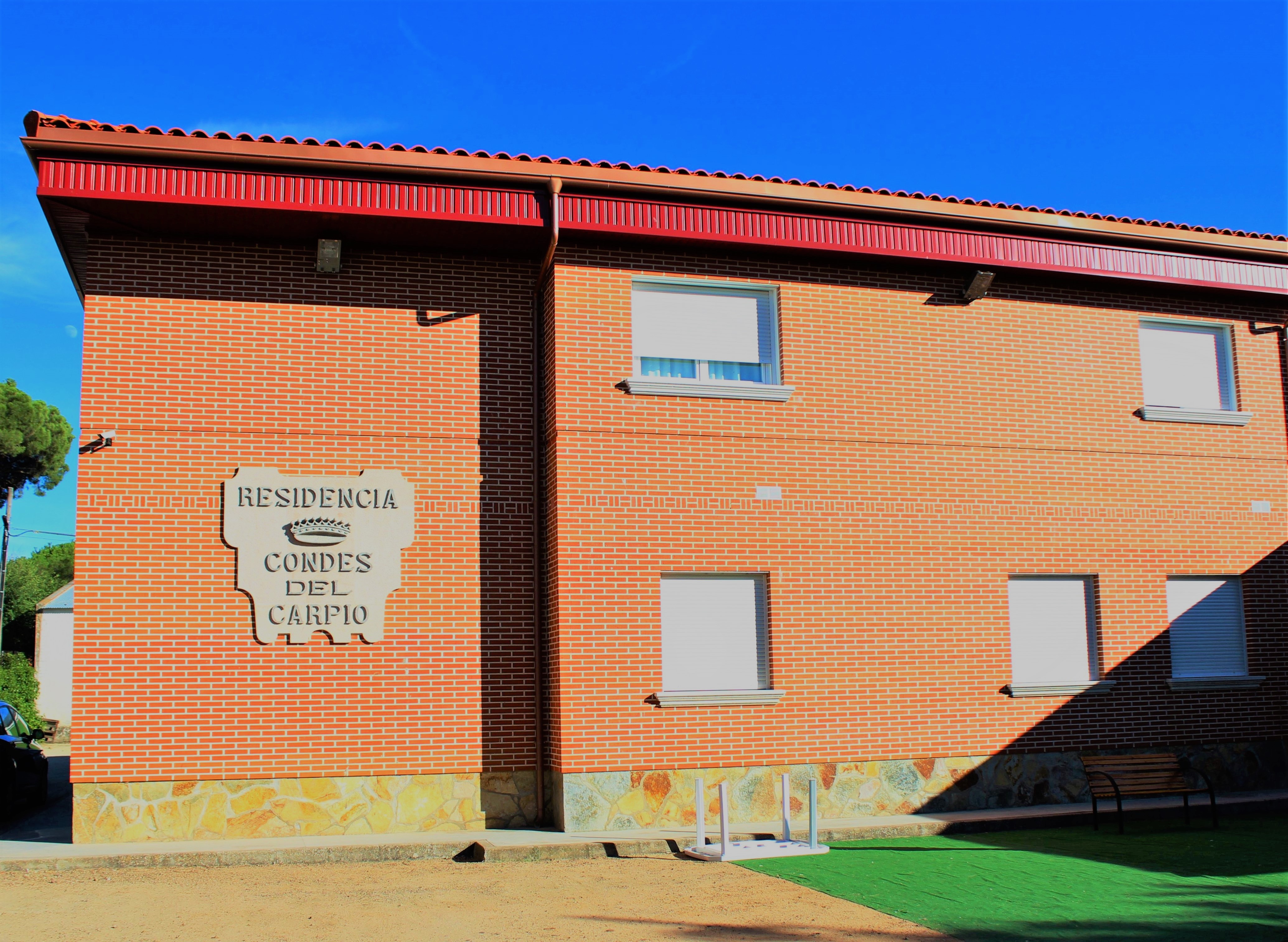 Fachada de la residencia Condes del Carpio en El Carpio (Valladolid)